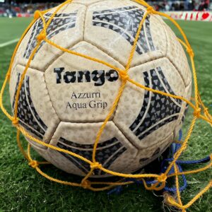 Rare ballon de foot - Tango Azzuri Aqua Grip Official Fifa 1988 - Adidas - avec son filet d'origine - Déco - Collection - Coupe du Monde