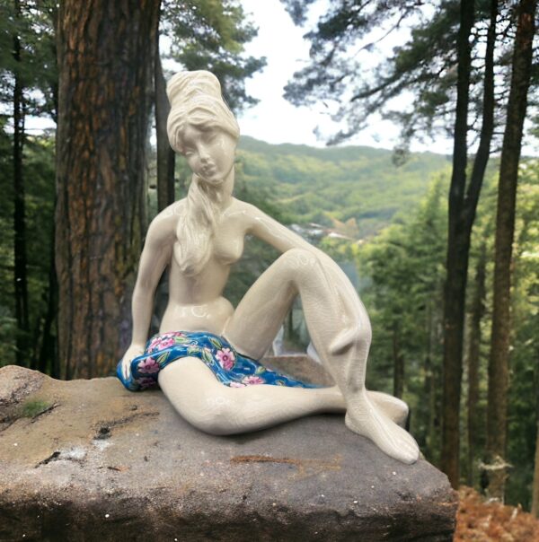 Magnifique sujet/statuette en céramique craquelée et émaillée à décor de fleurs polychromes - Emaux - femme sexy - les Bleus de Louvière - Rare - Collection- Décoration