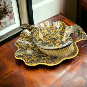 Ramasse-miettes en Carton Bouilli, Epoque Napoléon III - forme de coquille laquée noir avec décor fleurs - Déco - Collection