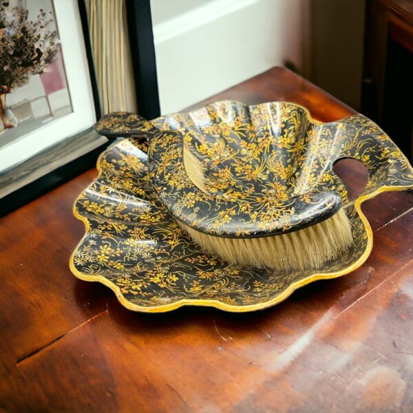 Ramasse-miettes en Carton Bouilli, Epoque Napoléon III - forme de coquille laquée noir avec décor fleurs - Déco - Collection