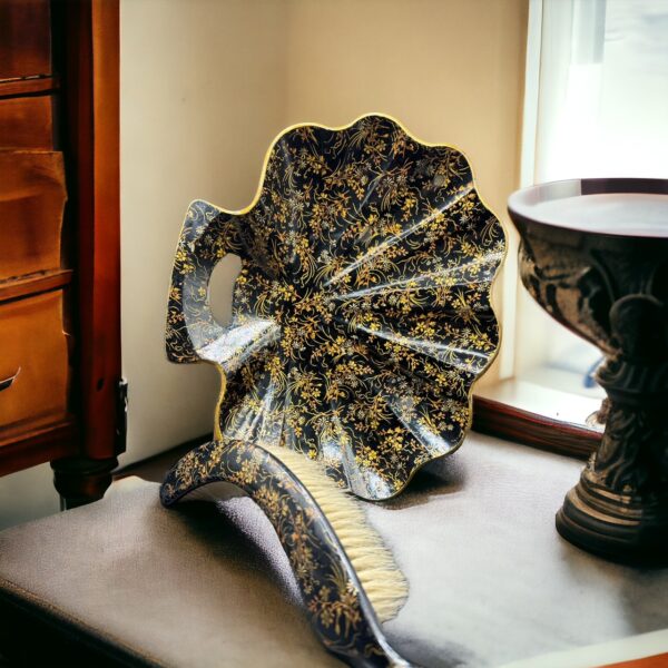 Ramasse-miettes en Carton Bouilli, Epoque Napoléon III - forme de coquille laquée noir avec décor fleurs - Déco - Collection