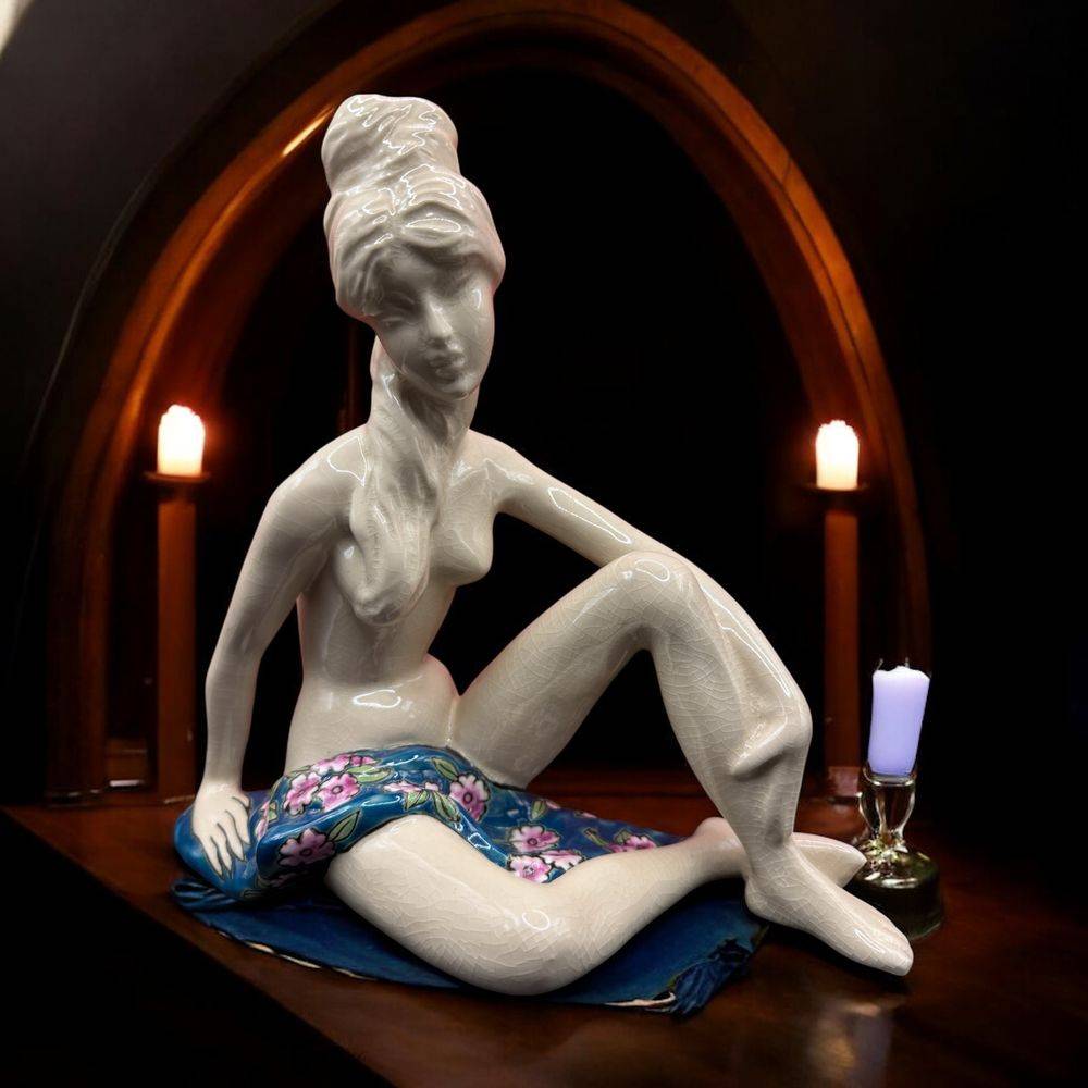 Magnifique sujet/statuette en céramique craquelée et émaillée à décor de fleurs polychromes - Emaux - femme sexy - les Bleus de Louvière - Rare - Collection - Décoration