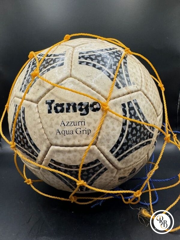 TANGO AZZURRI AQUA GRIP OFFICIAL FIFA 1988 ADIDAS MATCH BALL