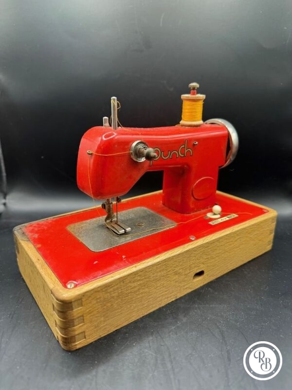 Ancienne machine à coudre jouet "Régina"