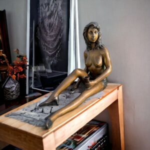 Statuette En Regule Sexy Femme Assi