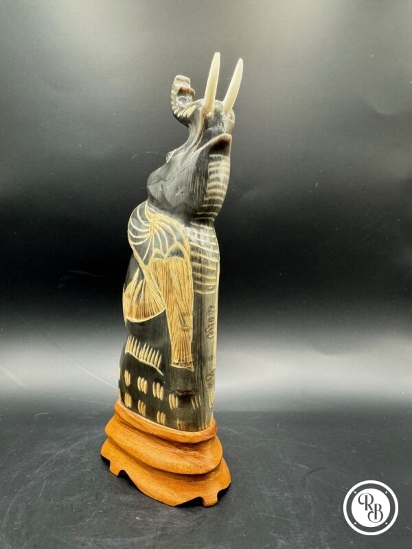 Sculpture d'éléphant en corne de bovine sculptée à la main