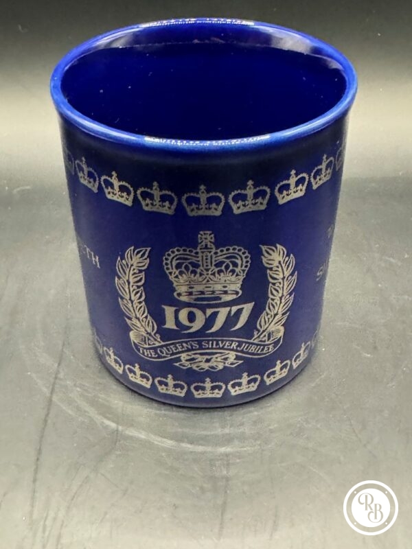 Tasse bleue Queen Elizabeth II Silver Jubilee Celebration 1952 1977 fabriquée en Angleterre