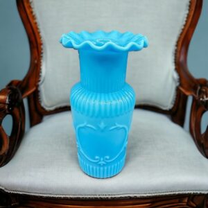 Petit vase en opaline bleu turquoise col dentelle à décor de fleurs en relief