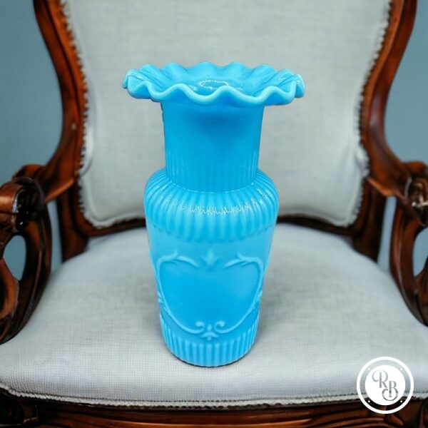 Petit vase en opaline bleu turquoise col dentelle à décor de fleurs en relief