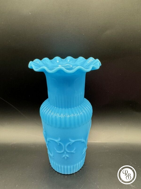 Petit vase en opaline bleu turquoise col dentelle à décor de fleurs en relief