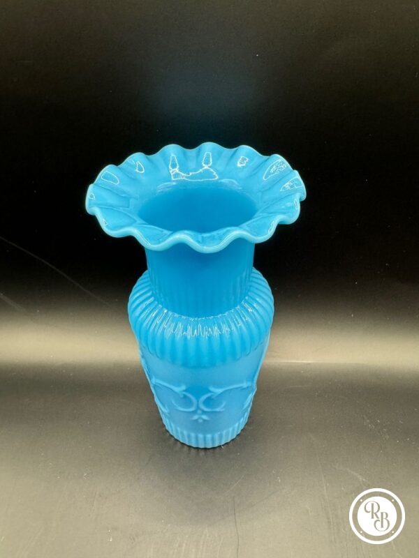 Petit vase en opaline bleu turquoise col dentelle à décor de fleurs en relief