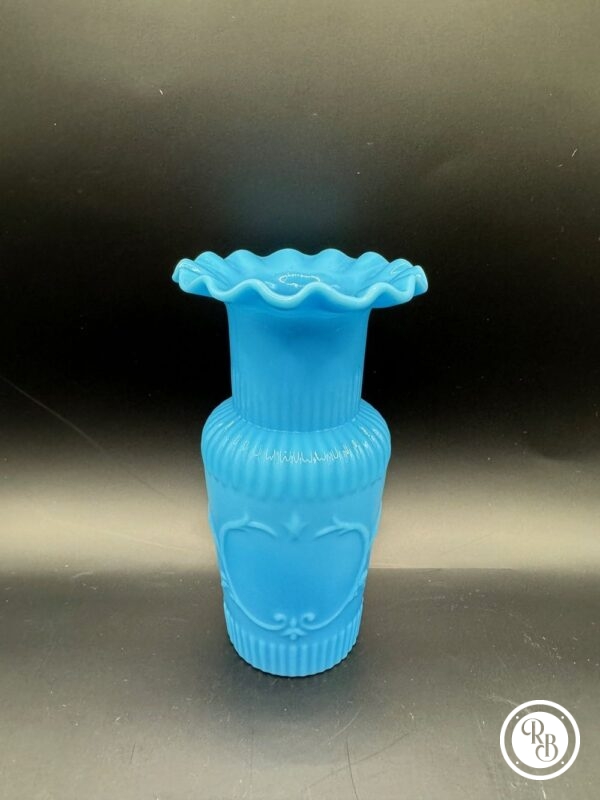 Petit vase en opaline bleu turquoise col dentelle à décor de fleurs en relief
