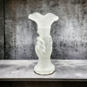 Joli vase vintage en verre dépoli avec motif : main au flambeau, parfait état.