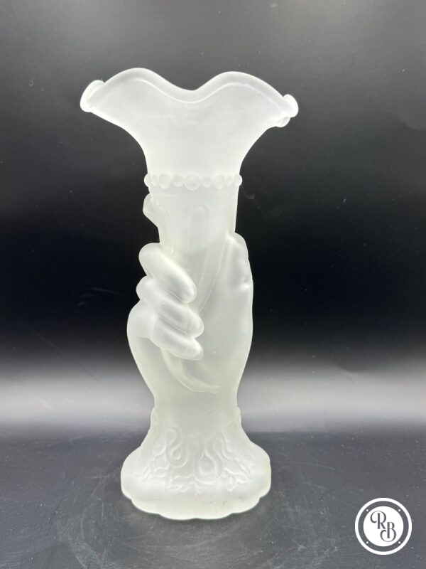 Joli vase vintage en verre dépoli avec motif : main au flambeau, parfait état.