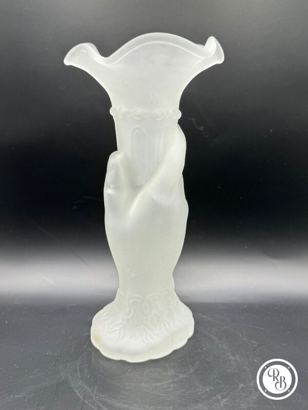Joli vase vintage en verre dépoli avec motif : main au flambeau, parfait état.