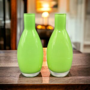 Paire d'anciens petits vases en verres et de couleur vert