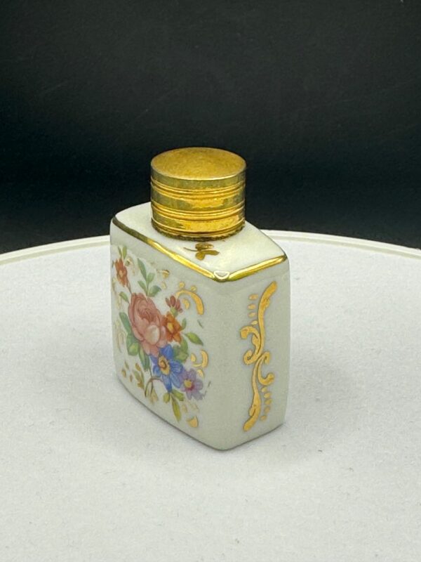 Magnifique flacon en porcelaine blanche fabriquée en France avec un joli décor floral et un bouchon doré  - Image 3