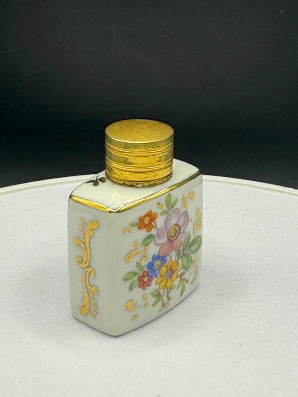 Magnifique flacon en porcelaine blanche fabriquée en France avec un joli décor floral et un bouchon doré  - Image 4