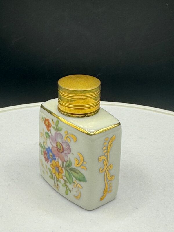 Magnifique flacon en porcelaine blanche fabriquée en France avec un joli décor floral et un bouchon doré  - Image 5
