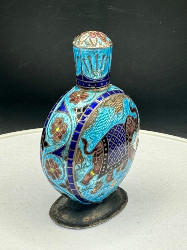 Un rare flacon de parfum miniature de couleur bleue dominante - En Argent 800/° et de fabrication antique d'Inde - Représentation d'un éléphant - Image 5