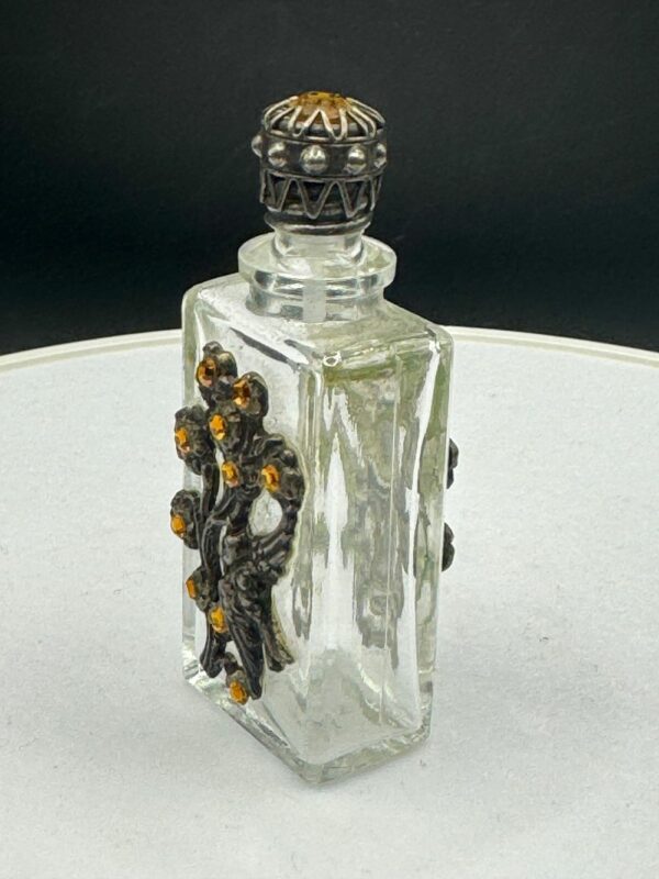 Magnifique flacon de parfum décoratif en verre transparent agrémenté d’un design de fleurs en métal (argent?) et de pierres semi-précieuses (sur le bouchon aussi)  - Image 2