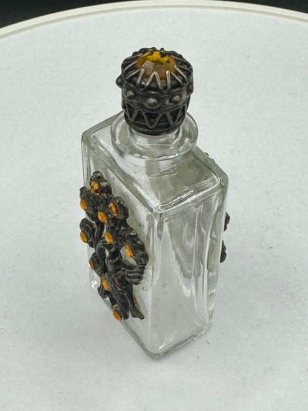 Magnifique flacon de parfum décoratif en verre transparent agrémenté d’un design de fleurs en métal (argent?) et de pierres semi-précieuses (sur le bouchon aussi)  - Image 3