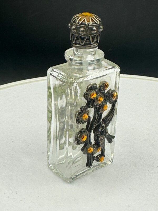 Magnifique flacon de parfum décoratif en verre transparent agrémenté d’un design de fleurs en métal (argent?) et de pierres semi-précieuses (sur le bouchon aussi)  - Image 4