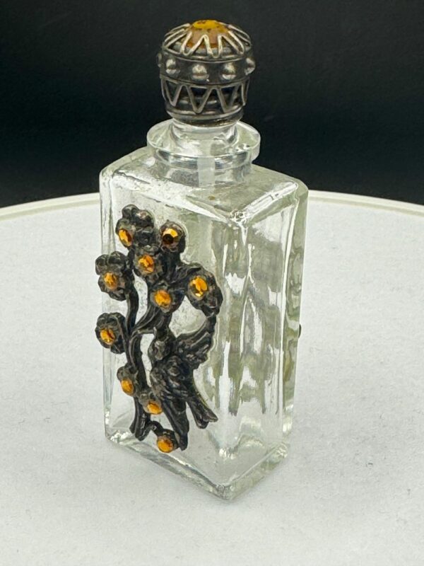 Magnifique flacon de parfum décoratif en verre transparent agrémenté d’un design de fleurs en métal (argent?) et de pierres semi-précieuses (sur le bouchon aussi)  - Image 5