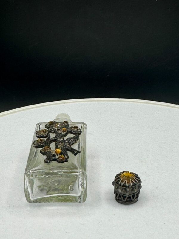 Magnifique flacon de parfum décoratif en verre transparent agrémenté d’un design de fleurs en métal (argent?) et de pierres semi-précieuses (sur le bouchon aussi)  - Image 6