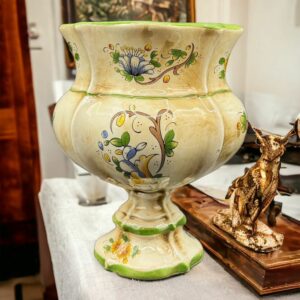 Ancien Vase Capodimonte de forme carré et peint main en Italie