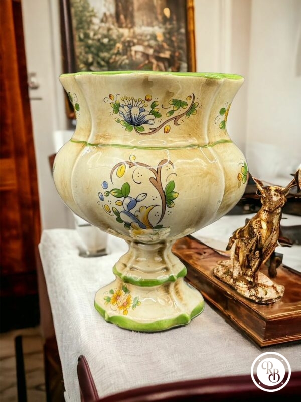 Ancien Vase Capodimonte de forme carré et peint main en Italie