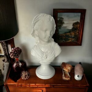 Ancien buste de jeune fille en plâtre recouvert de peinture blanche