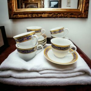Ensemble ancien de 6 tasses et soucoupes à café - En Porcelaine avec un décor composé d'une frise bleue et dorée