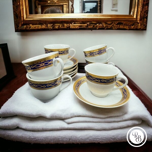 Ensemble ancien de 6 tasses et soucoupes à café - En Porcelaine avec un décor composé d'une frise bleue et dorée