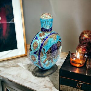 Un rare flacon de parfum miniature de couleur bleue dominante en Argent et de fabrication antique d'Inde avec la représentation d'un éléphant