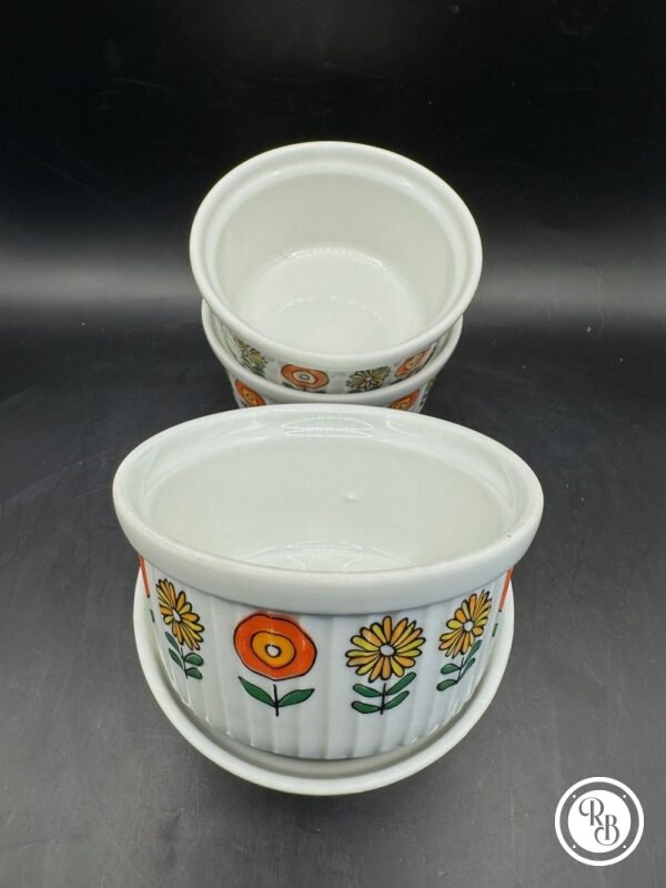 Quatre ramequins en porcelaine du Berry - Made in France - A décor de fleurs orange et jaune - Vintage - Image 5