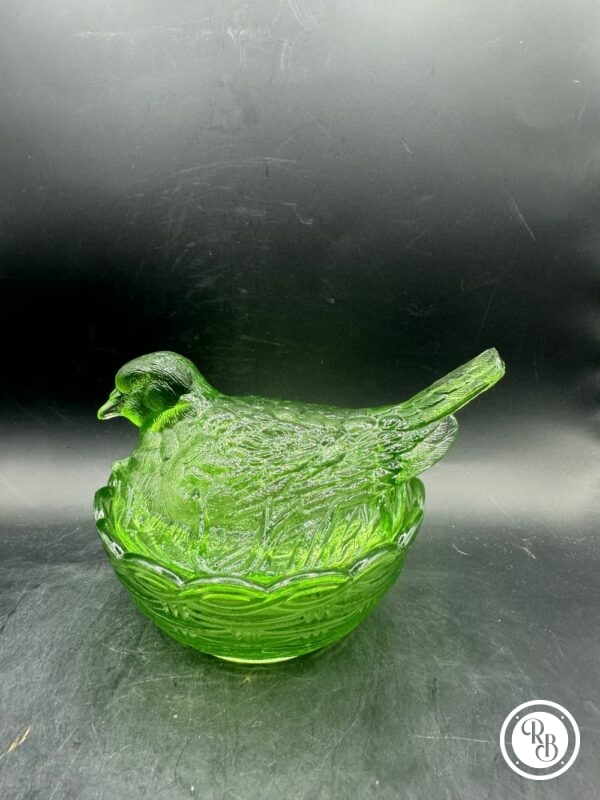 Bonbonnière ovale (ou sucrier) en verre vert représentant un oiseau sur son nid d'osier tressé. Jolie couleur verte - Décoration - Collection - Image 2