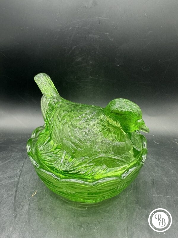 Bonbonnière ovale (ou sucrier) en verre vert représentant un oiseau sur son nid d'osier tressé. Jolie couleur verte - Décoration - Collection - Image 3