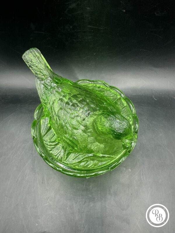 Bonbonnière ovale (ou sucrier) en verre vert représentant un oiseau sur son nid d'osier tressé. Jolie couleur verte - Décoration - Collection - Image 4