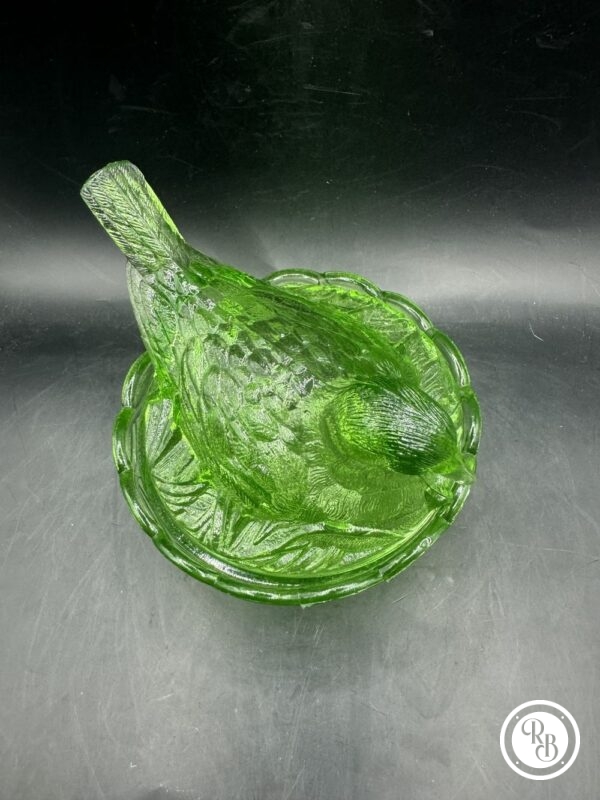 Bonbonnière ovale (ou sucrier) en verre vert représentant un oiseau sur son nid d'osier tressé. Jolie couleur verte - Décoration - Collection - Image 5