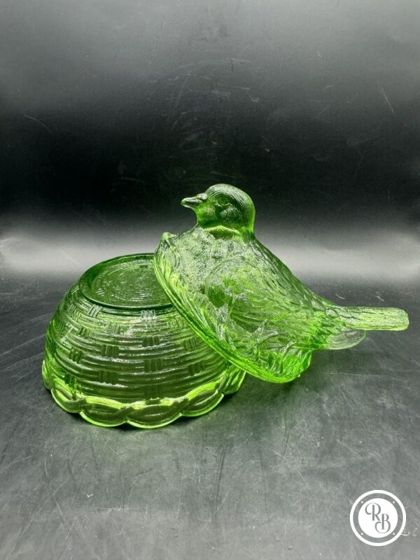 Bonbonnière ovale (ou sucrier) en verre vert représentant un oiseau sur son nid d'osier tressé. Jolie couleur verte - Décoration - Collection - Image 7