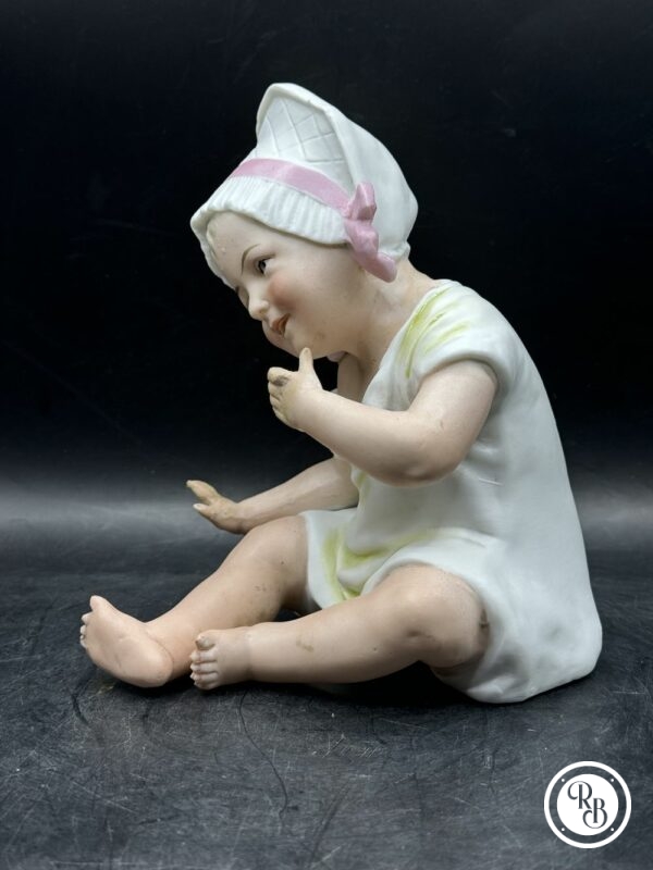 Rare et ancienne figurine antique d'un bébé fille assise - Biscuit/Porcelaine - Début 20ème-  blanc et rose - Collection - Décoration - Image 2