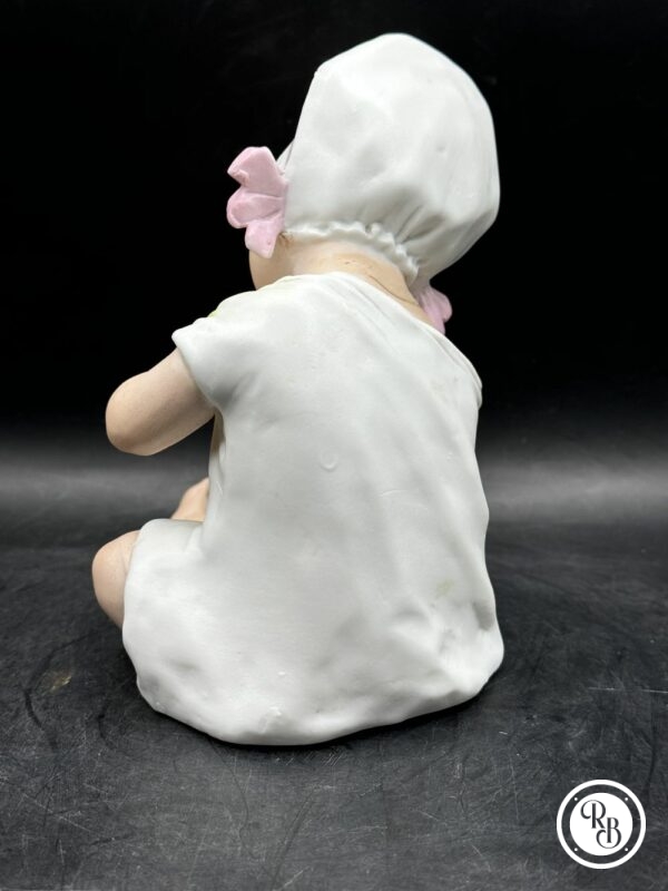 Rare et ancienne figurine antique d'un bébé fille assise - Biscuit/Porcelaine - Début 20ème-  blanc et rose - Collection - Décoration - Image 3