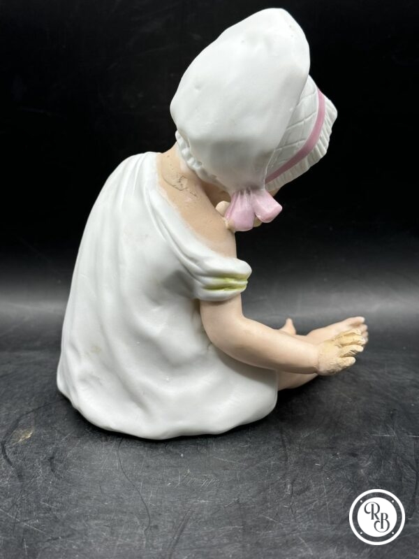 Rare et ancienne figurine antique d'un bébé fille assise - Biscuit/Porcelaine - Début 20ème-  blanc et rose - Collection - Décoration - Image 4