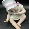 Rare et ancienne figurine antique d'un bébé fille assise - Biscuit/Porcelaine - Début 20ème-  blanc et rose - Collection - Décoration – Image 6
