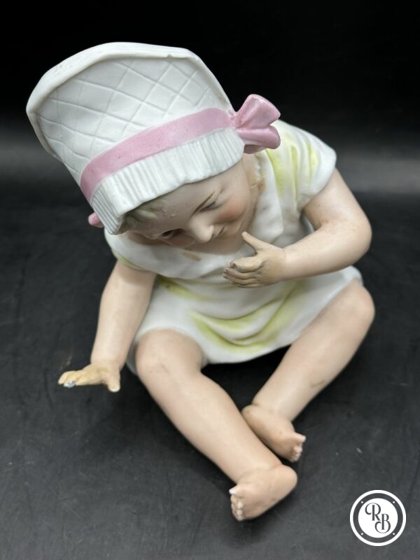 Rare et ancienne figurine antique d'un bébé fille assise - Biscuit/Porcelaine - Début 20ème-  blanc et rose - Collection - Décoration - Image 6