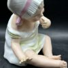 Rare et ancienne figurine antique d'un bébé fille assise - Biscuit/Porcelaine - Début 20ème-  blanc et rose - Collection - Décoration – Image 7