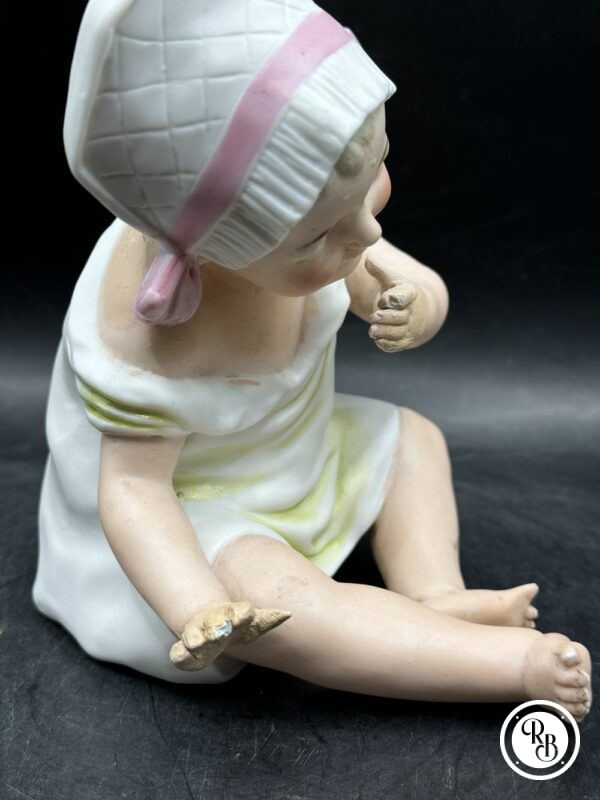 Rare et ancienne figurine antique d'un bébé fille assise - Biscuit/Porcelaine - Début 20ème-  blanc et rose - Collection - Décoration - Image 7