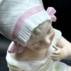 Rare et ancienne figurine antique d'un bébé fille assise - Biscuit/Porcelaine - Début 20ème-  blanc et rose - Collection - Décoration – Image 8