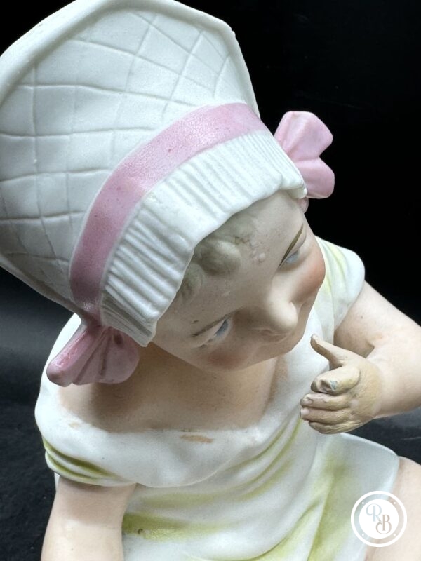 Rare et ancienne figurine antique d'un bébé fille assise - Biscuit/Porcelaine - Début 20ème-  blanc et rose - Collection - Décoration - Image 8